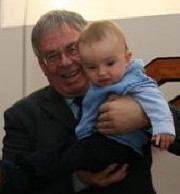 Parch R W Jones, Tomos a'i rieni