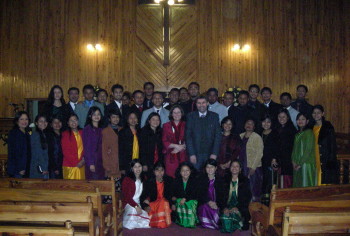 Yng nghwmni rhai o ieuenctid Bryniau Khasia