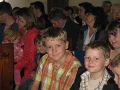 Y plant yn y gynulleidfa 