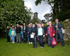 Y cerddwyr o flaen Bryn Mawr