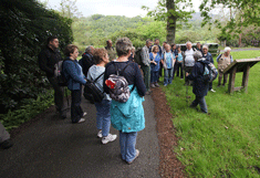 Catherine James a'r criw ger Dolgun Uchaf